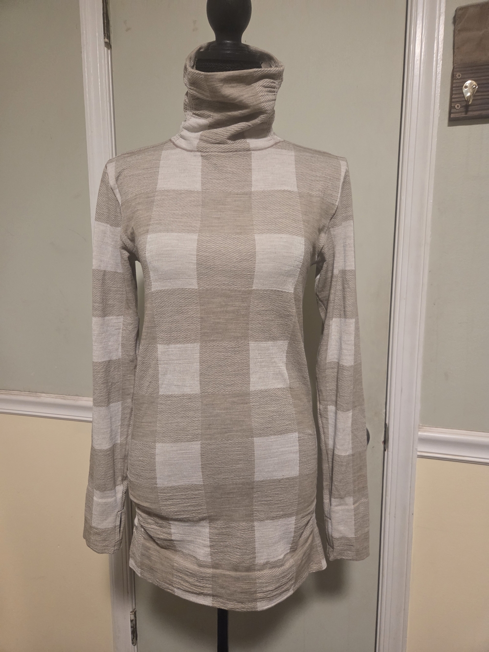 Athleta Beige & Cream Plaid Turtleneck Athletic Top